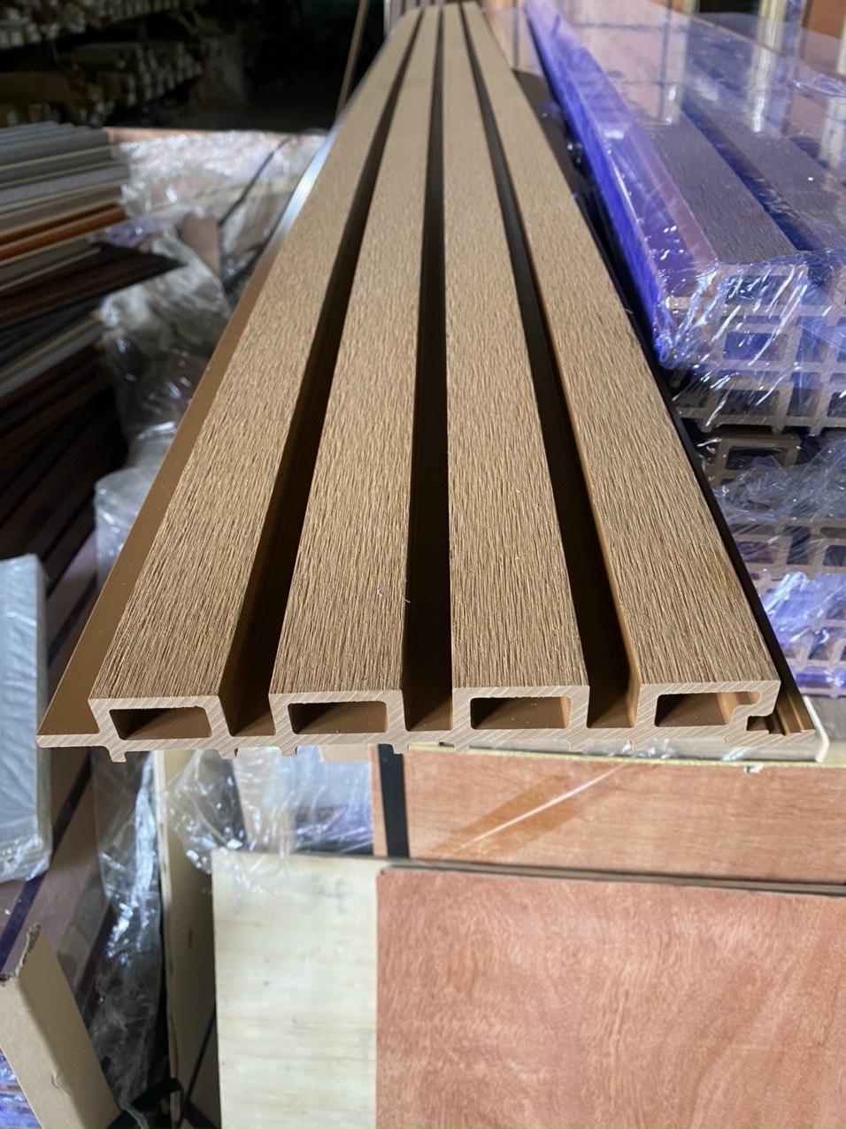 GỖ NHỰA NGOÀI TRỜI